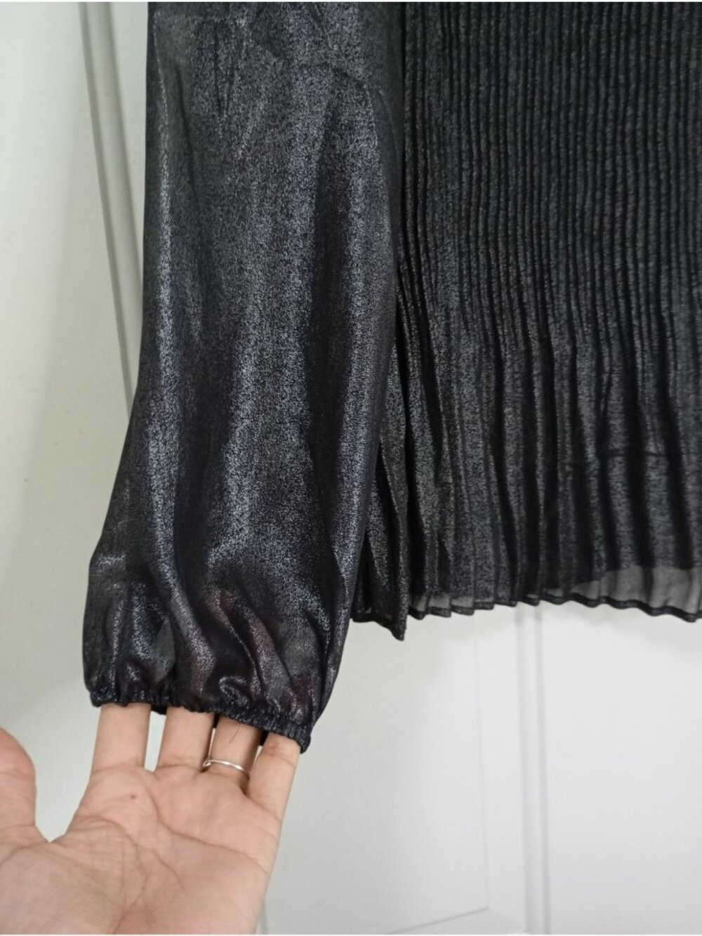 Nanette Lepore Metallic Black Pleated Long Sleeve Blouse With Tie Neck Size M - Picture 10 of 13
